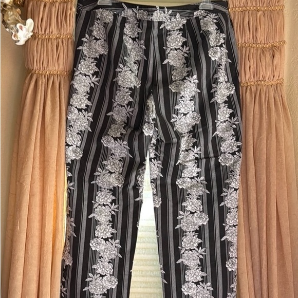 LOFT Black and White Floral Striped Cropped Pants - Picture 5 of 6